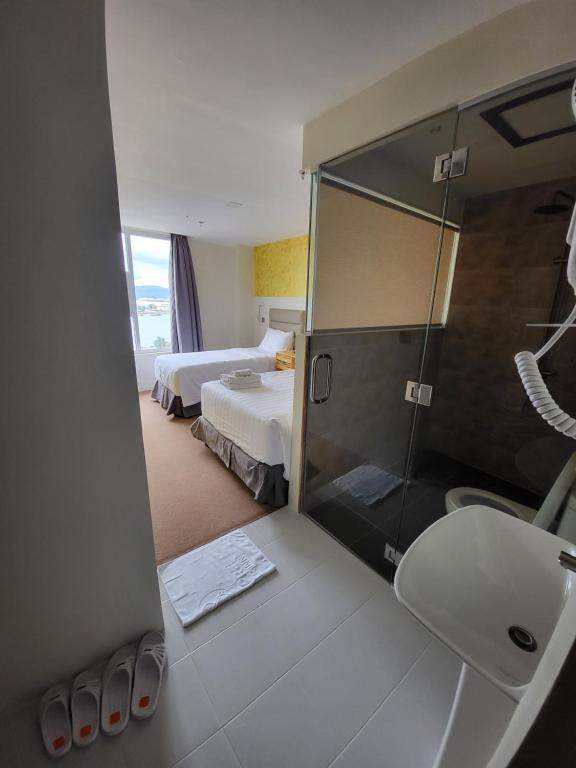 Cama o camas de una habitación en Sempre Premier Inn - MACTAN AIRPORT HOTEL