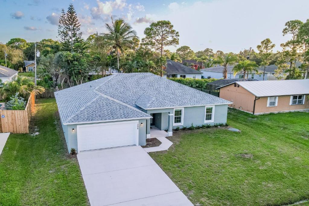 ein Haus mit Garage im Hof in der Unterkunft St Lucie Sanctuary in Port Saint Lucie