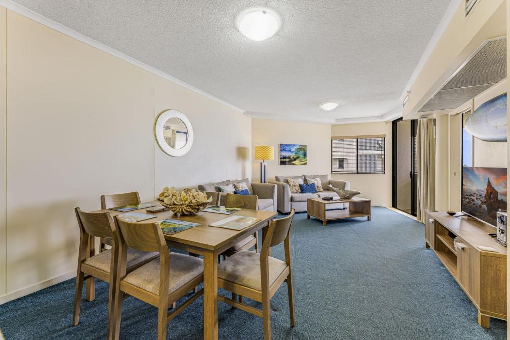 Posezení v ubytování Grand Pacific Unit 112 Caloundra QLD