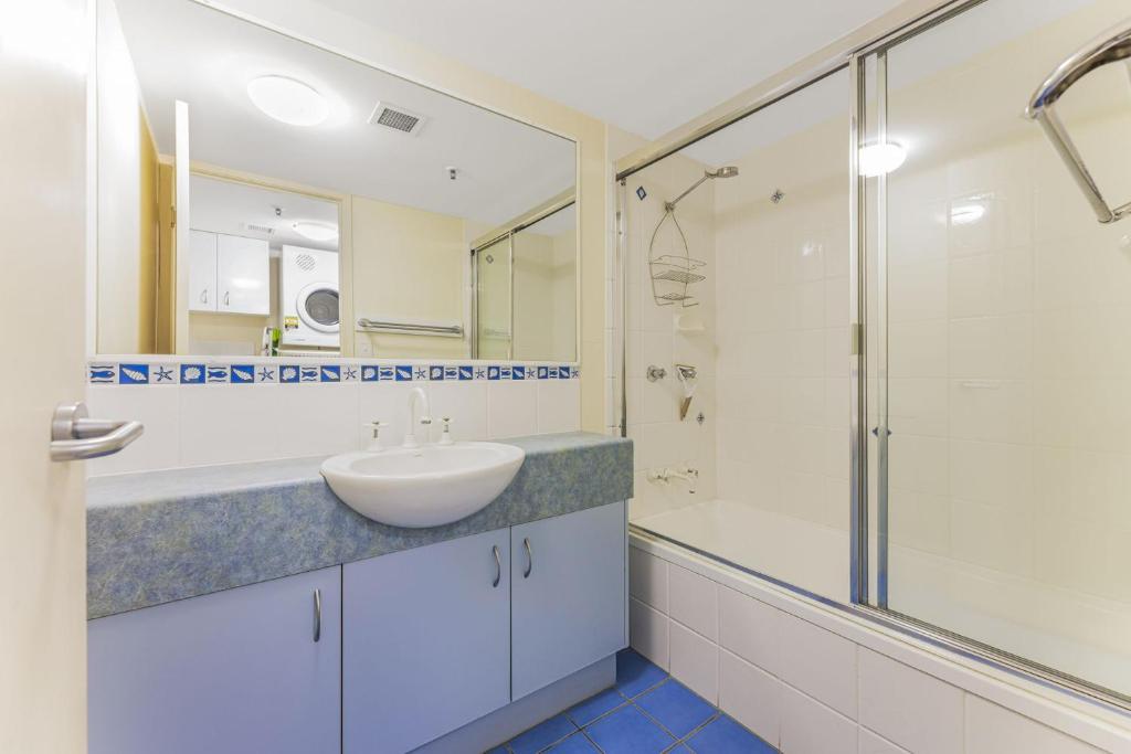 Koupelna v ubytování Grand Pacific Unit 112 Caloundra QLD