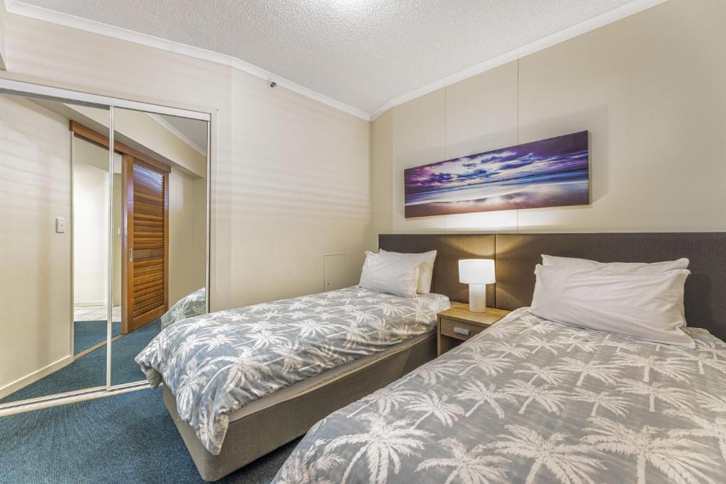 Postel nebo postele na pokoji v ubytování Grand Pacific Unit 112 Caloundra QLD