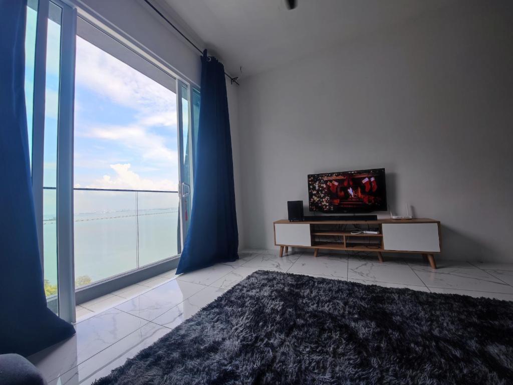 TV a/nebo společenská místnost v ubytování Infinite Seaview with Penang Bridge Suite with Sunrise up to 11 person