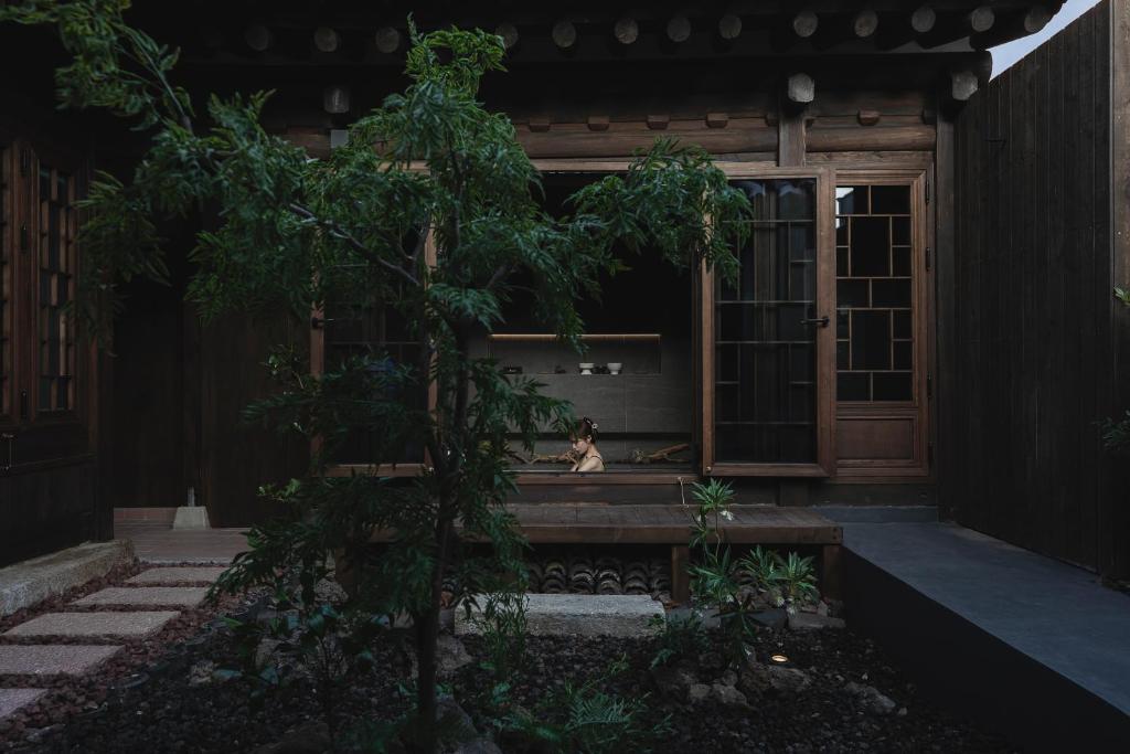 ソウルにあるLuxury hanok with private bathtub - SN12の家の出入り口に座る犬