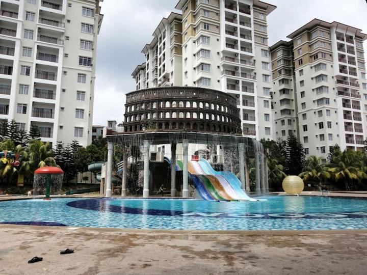 Swimming pool sa o malapit sa Family Stay 2 Bilik Waterpark Apartment Resort Melaka Free 4 Tiket