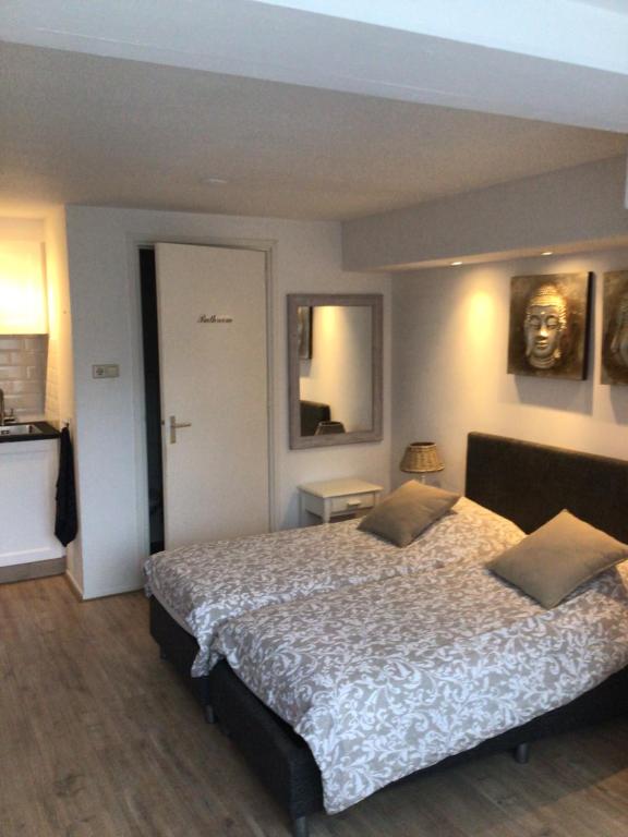 ザントフォールトにある't Molentjeのベッドルーム1室(大型ベッド1台、枕2つ付)