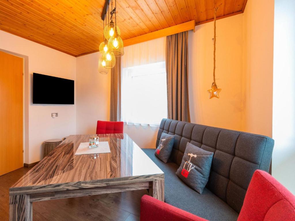 Televízia a/alebo spoločenská miestnosť v ubytovaní Apartment on the outskirts of Kitzbühel