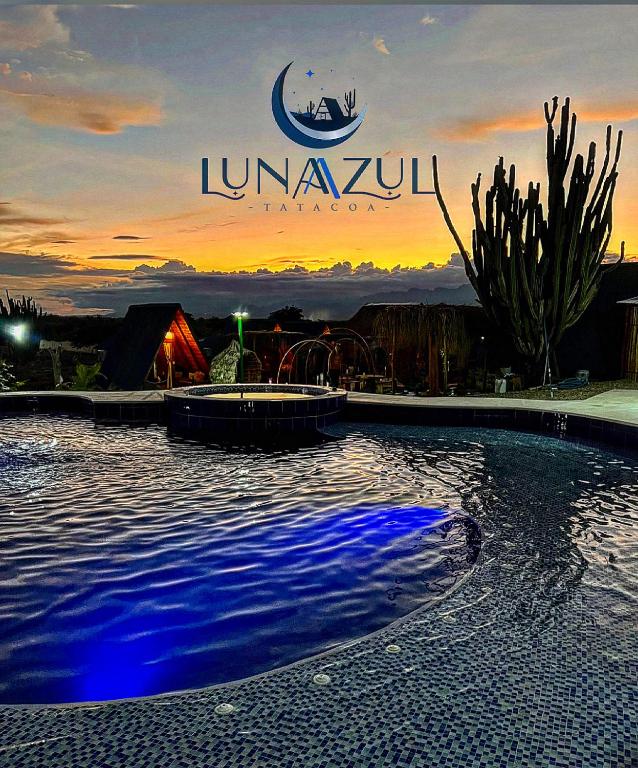 Una piscina con una puesta de sol al fondo en Hotel Luna Azul Tatacoa, en Villavieja