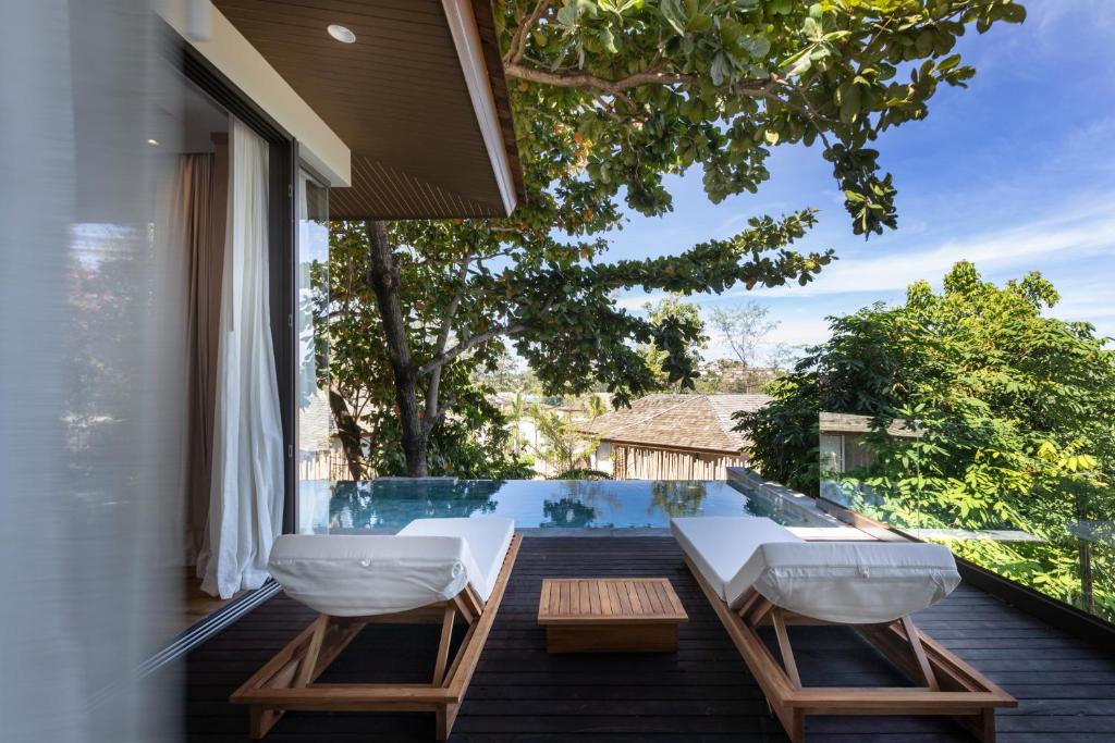 Bazén v ubytování Cape Fahn Hotel Samui nebo v jeho okolí