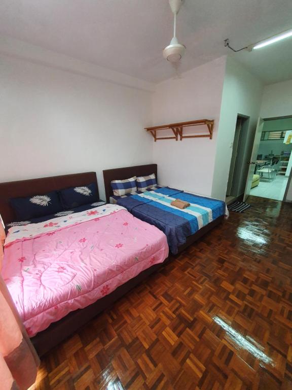 a bedroom with a bed and a wooden floor at Selesa Hillhomes Golf Resort - P4L1U in Bentong