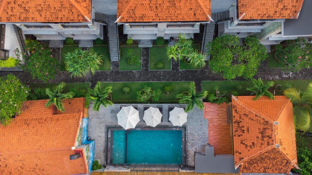 an aerial view of a building with a swimming pool at Hotel Arsa Santhi Nusa Penida in Nusa Penida