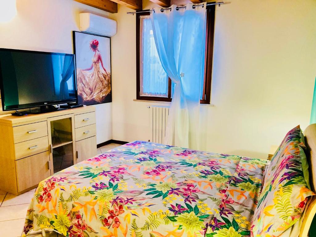 ein Wohnzimmer mit einem Sofa und einem Flachbild-TV in der Unterkunft Central Apartment Private Parking Terrace & AC in Desenzano del Garda