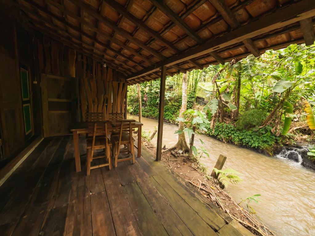 Zahrada ubytování Villa Kampung Ayem Riverside