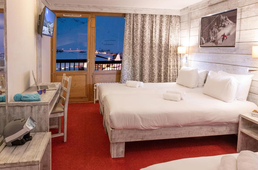 Postel nebo postele na pokoji v ubytování Hôtel L'Aiguille Percée