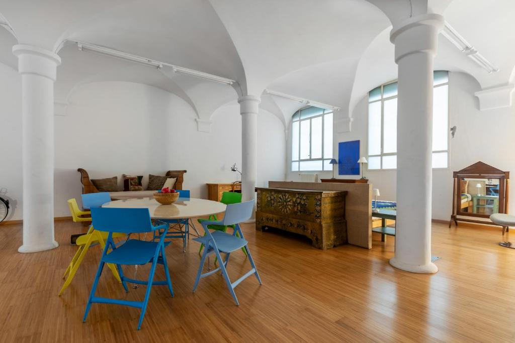 A seating area at GetTheKey Fiore Giallo Apartment