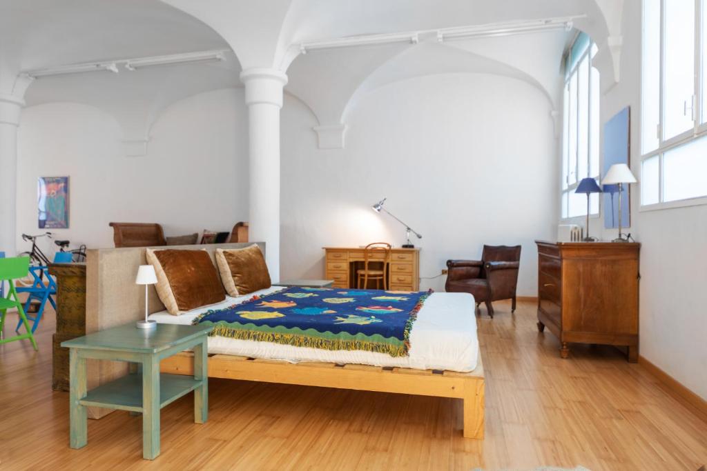 A bed or beds in a room at GetTheKey Fiore Giallo Apartment