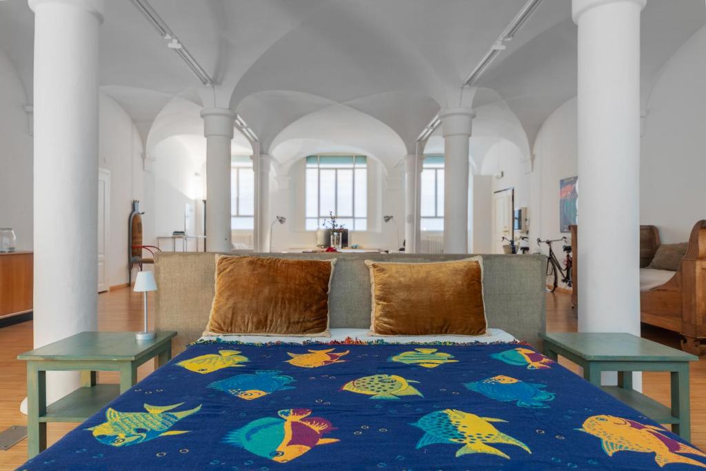 A seating area at GetTheKey Fiore Giallo Apartment