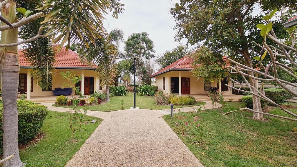 Casa con jardín y pasarela en Beautiful bungalow with a communal outdoor pool and 2 km from the sandy beach, en Ban Sa