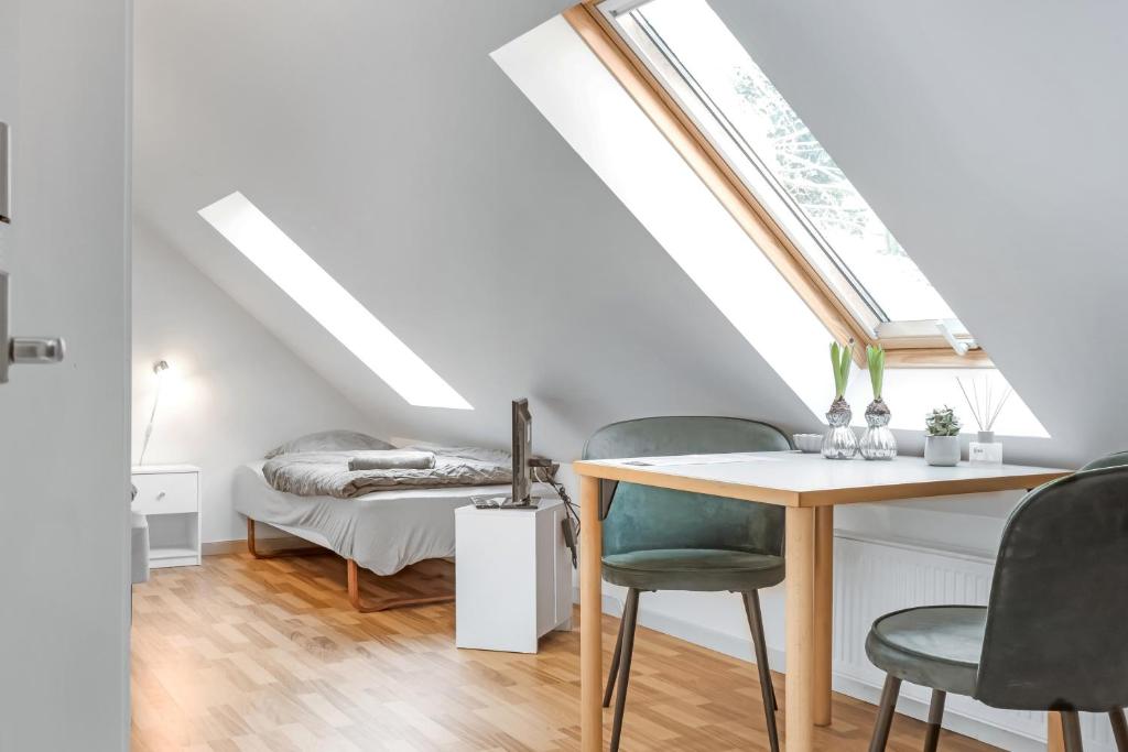 um quarto com uma mesa e cadeiras e uma cama em Storms Bed & Breakfast em Herning