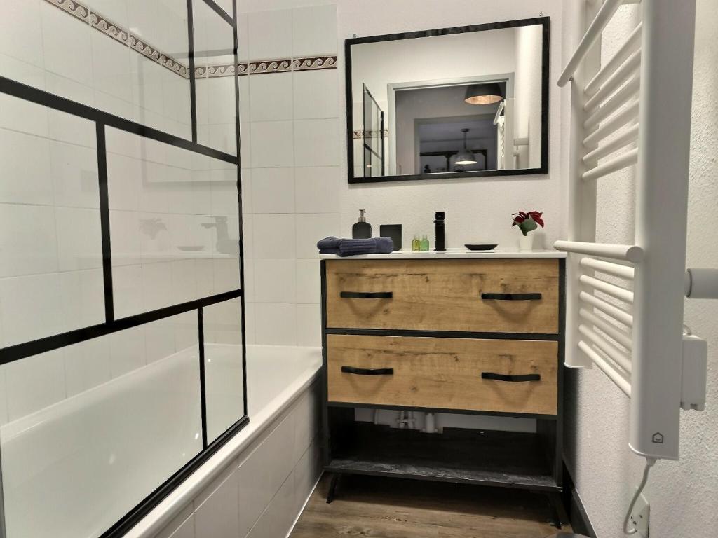 Kúpeľňa v ubytovaní L'Atelier St James - Gare, Parking Privé - Clim - Piscine