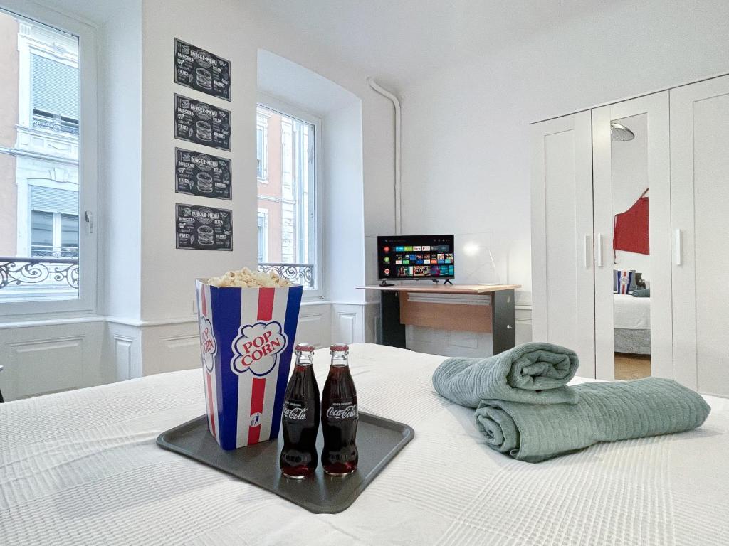 Posteľ alebo postele v izbe v ubytovaní Le BarberShop, centre ville, parking gratuit