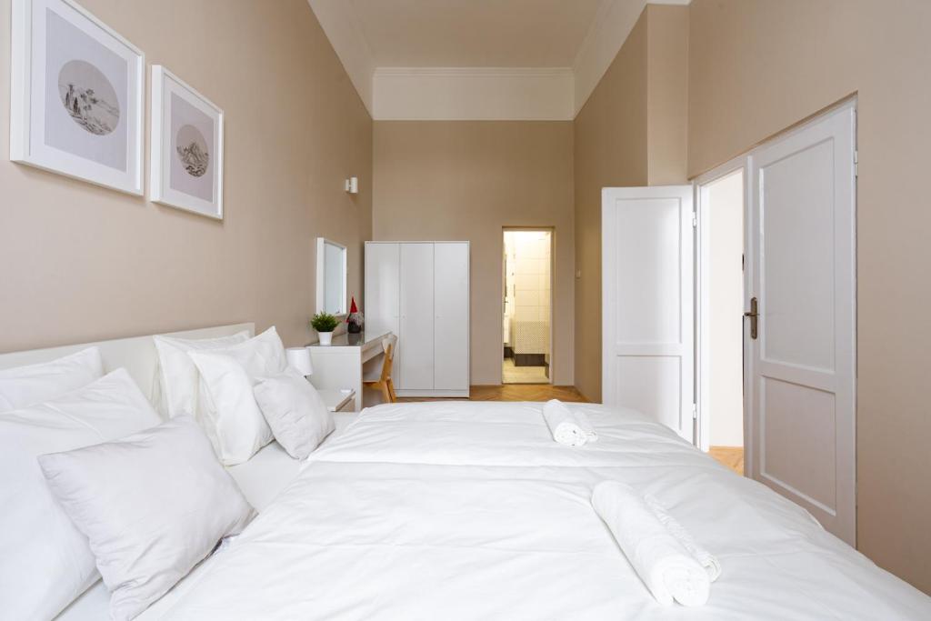 A bed or beds in a room at Danube Waterfront View at Chain Bridge