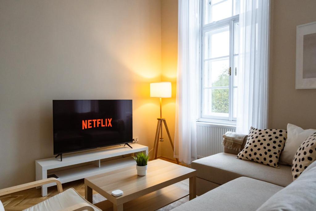A television and/or entertainment centre at Danube Waterfront View at Chain Bridge