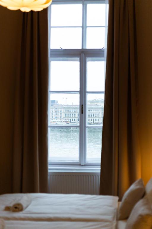 A bed or beds in a room at Danube Waterfront View at Chain Bridge
