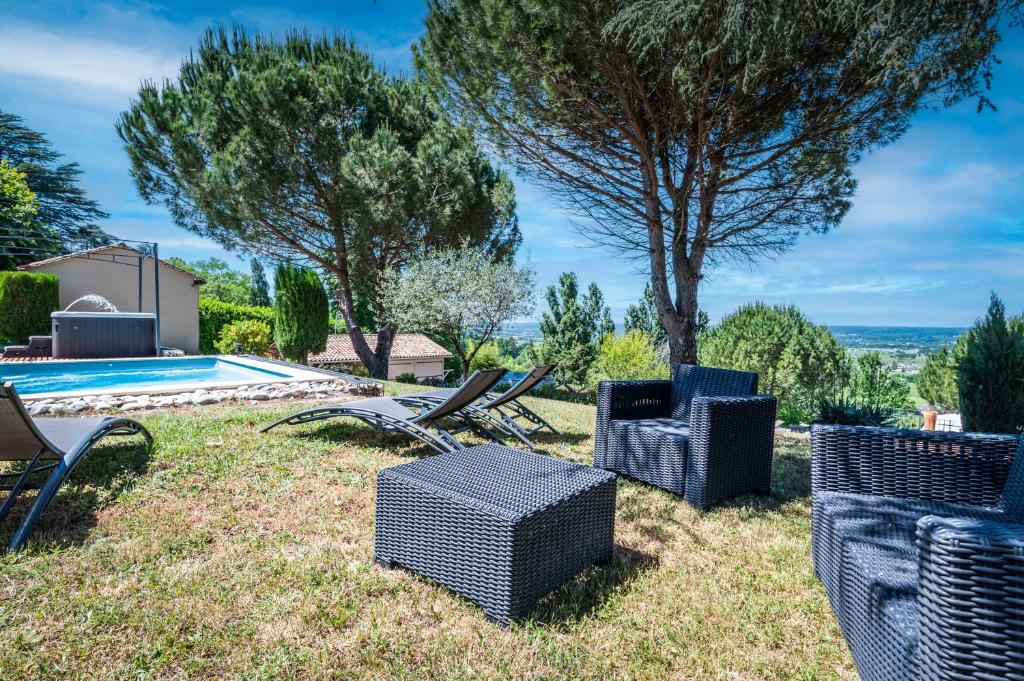 une cour avec des chaises et une piscine dans l'établissement Maison Monbazillac avec piscine 2-4 pax, à Monbazillac