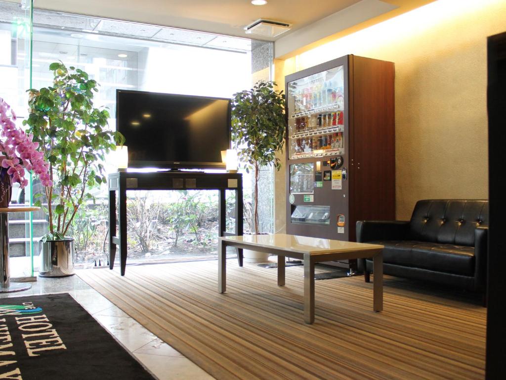 TV a/nebo společenská místnost v ubytování HOTEL LiVEMAX BUDGET Shinbashi