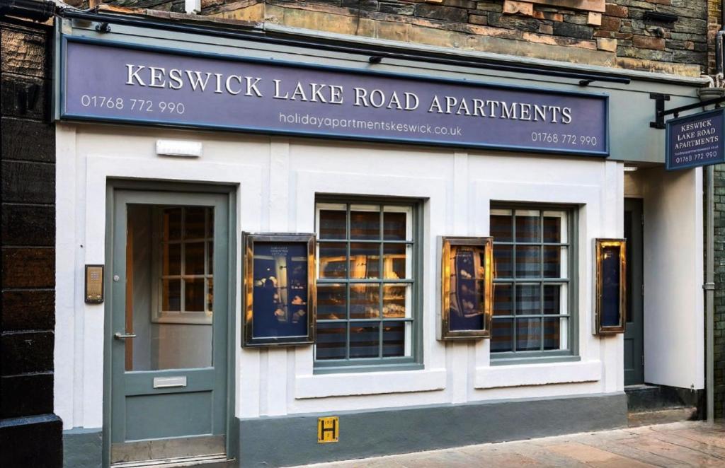 ケズウィックにあるKeswick Lake Road Apartmentsの湖道家電を読み取る看板のある建物