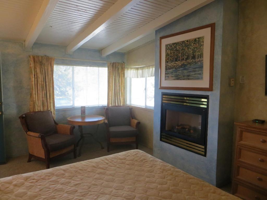 Postel nebo postele na pokoji v ubytování Cedar Inn & Suites