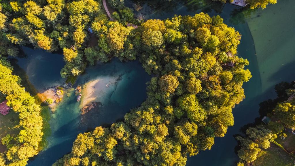una vista aérea de un río y árboles en Turističko naselje- Japodski otoci en Račić
