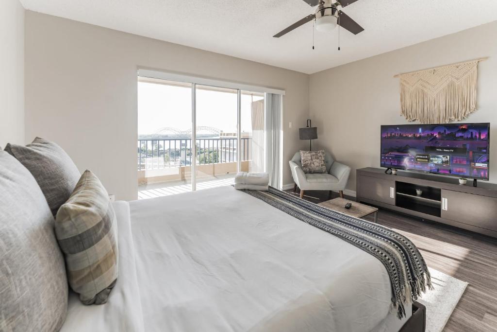 1 dormitorio con 1 cama grande y TV en Bargain downtown Memphis apartment w amenities, en Memphis