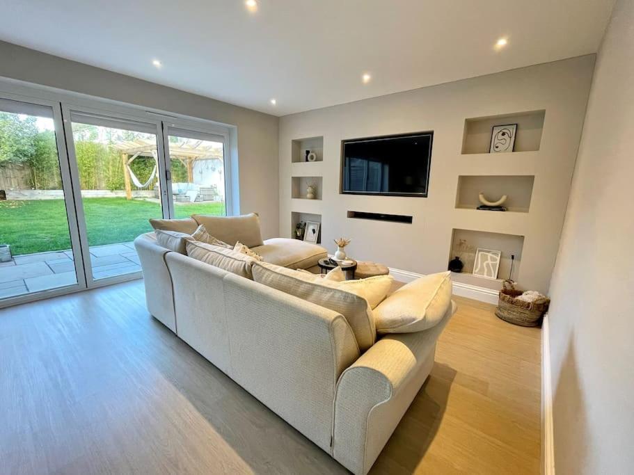 sala de estar con sofá y TV en Modern, central bungalow with Luxury Hot tub, en Bournemouth