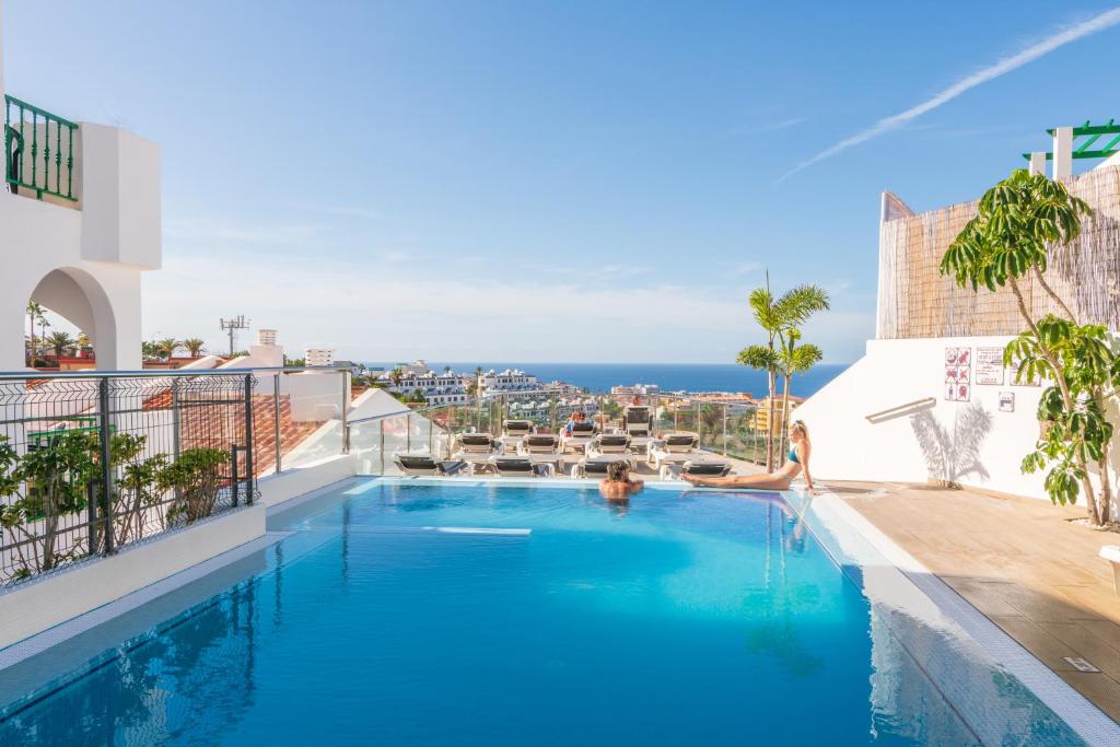 The swimming pool at or close to Aparthotel Neptuno Costadeje