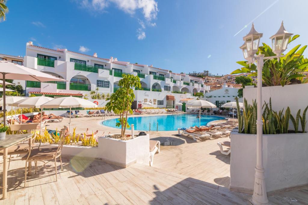 The swimming pool at or close to Aparthotel Neptuno Costadeje