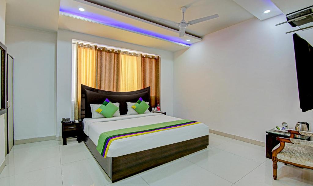 a bedroom with a large bed in a room at Treebo Trend Rockland Zirakpur in Chandīgarh