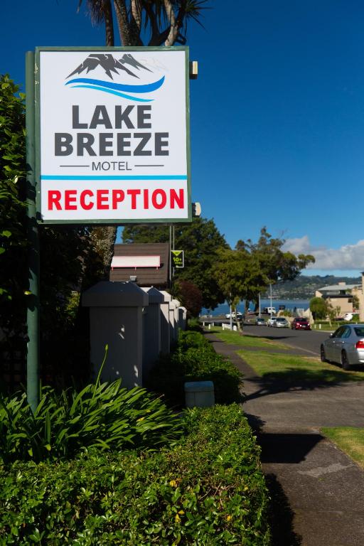 Lake Breeze Motel - Resim 32