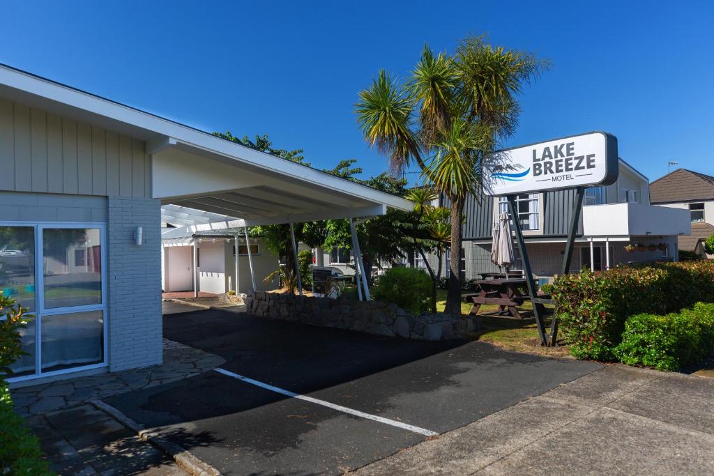 Lake Breeze Motel - Resim 31