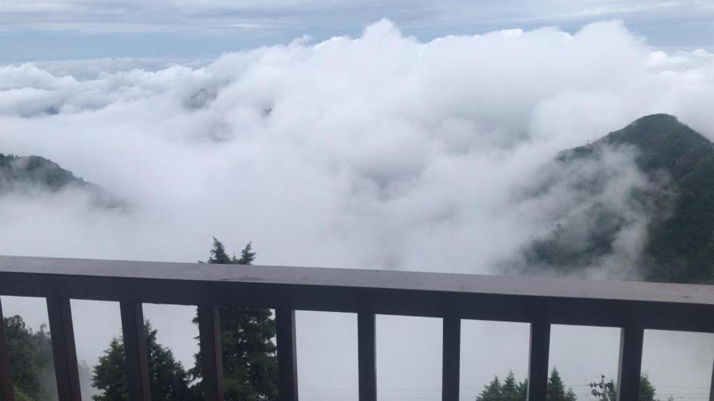 - une vue depuis un pont de nuages et de montagnes dans l'établissement Spandan Villas, à Dhanaulti