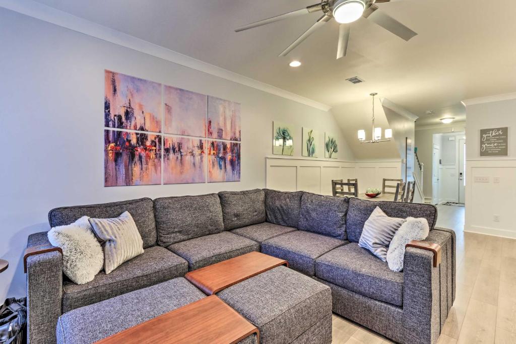 uma sala de estar com um sofá e uma ventoinha de tecto em Hilton Head Island Townhome with Screened Porch em Hilton Head Island