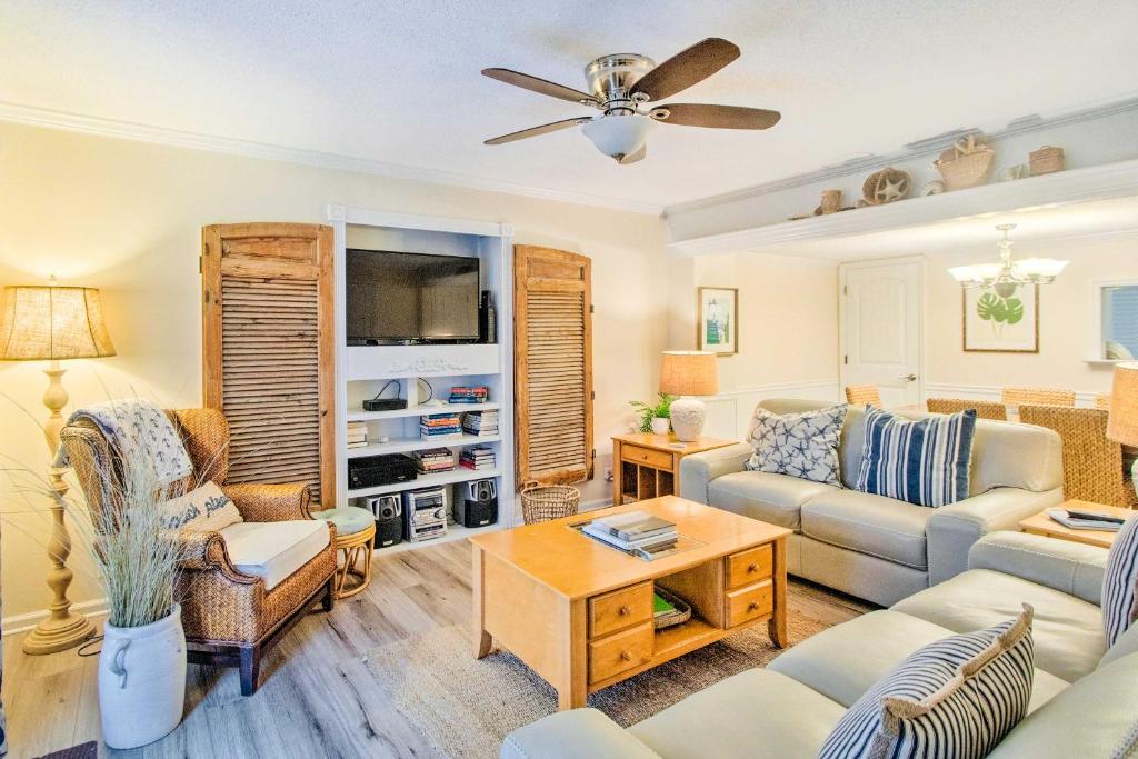 Bright St Simons Island Condo with Private Deck, Saint Simon Mills
