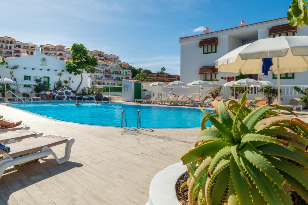 The swimming pool at or close to Aparthotel Neptuno Costadeje