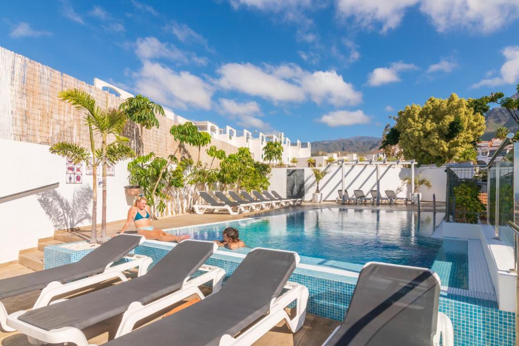 The swimming pool at or close to Aparthotel Neptuno Costadeje
