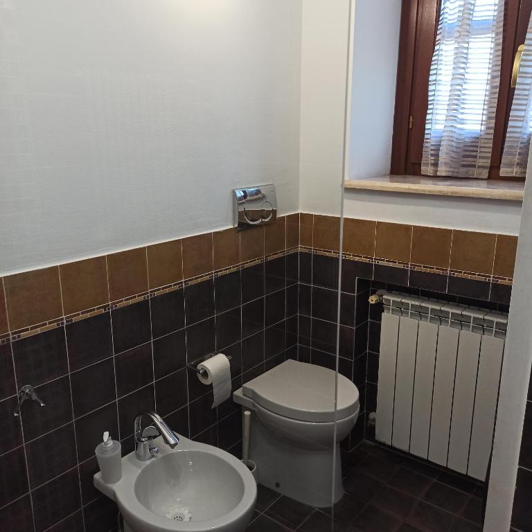A bathroom at Appartamento fiera di roma e aereoporto fiumicino