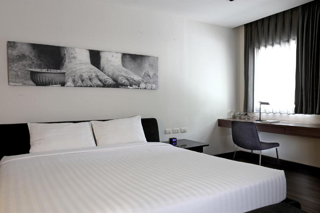 Postel nebo postele na pokoji v ubytování S33 Compact Sukhumvit Hotel