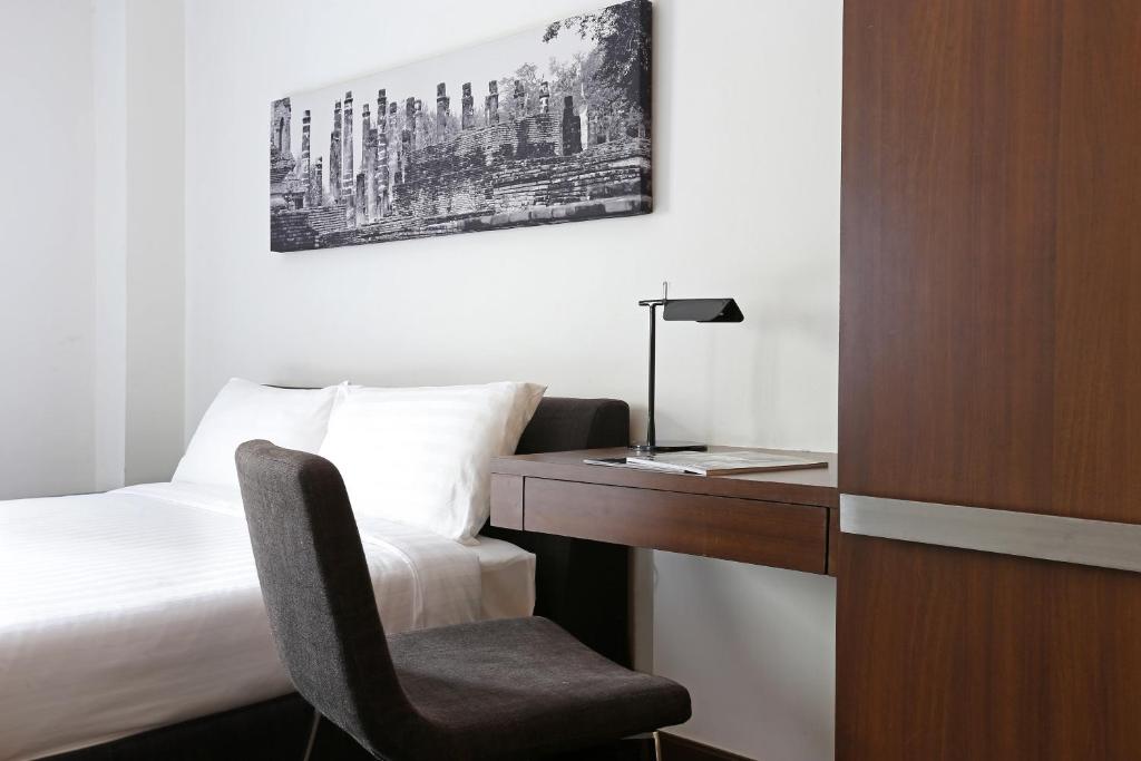 Postel nebo postele na pokoji v ubytování S33 Compact Sukhumvit Hotel