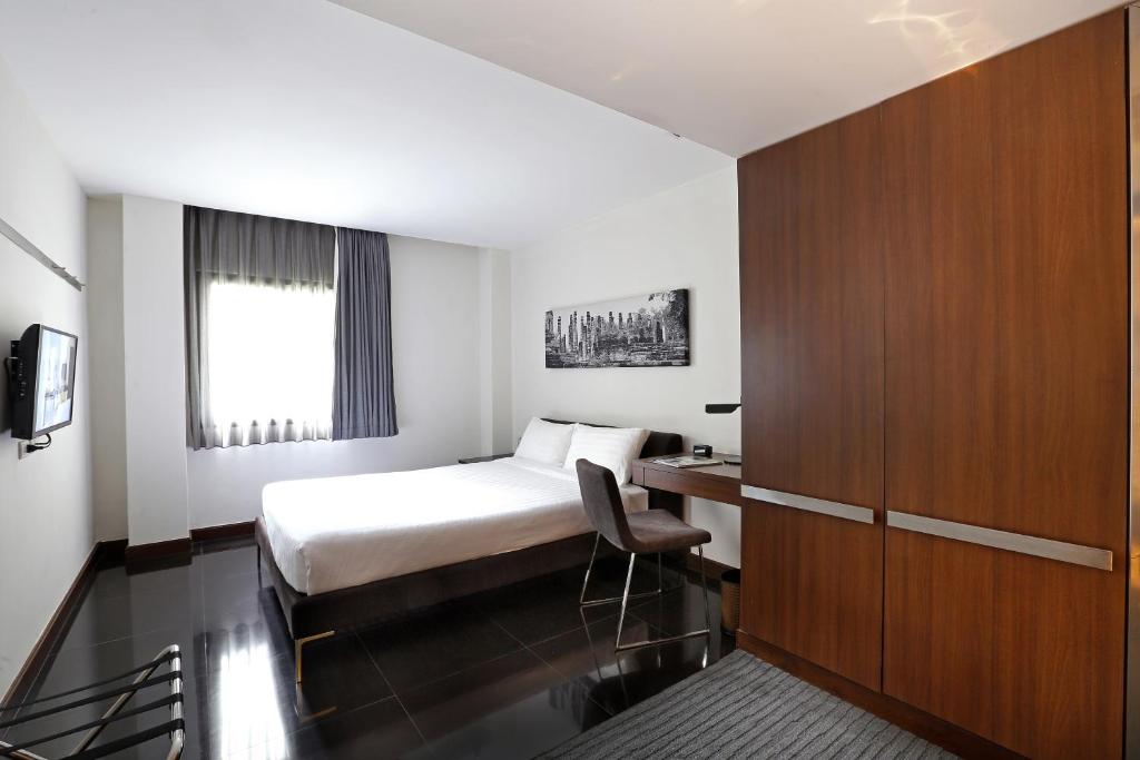Postel nebo postele na pokoji v ubytování S33 Compact Sukhumvit Hotel