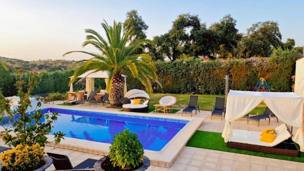 Bazén v ubytování Casa Rural El Canto Del Agua nebo v jeho okolí