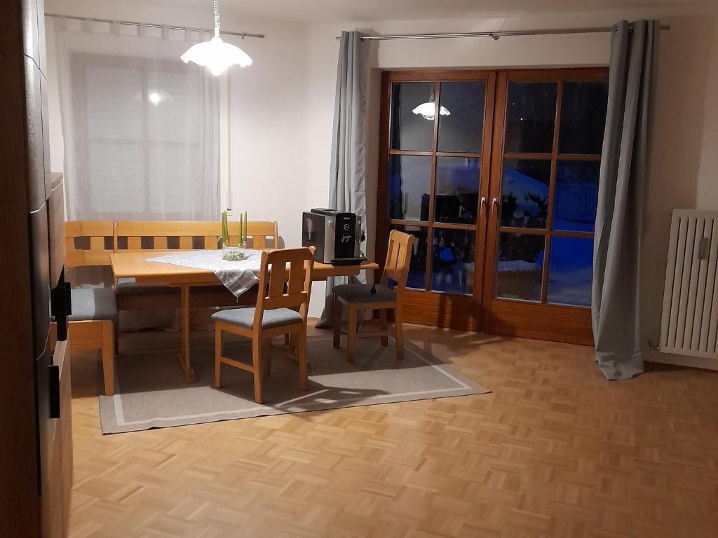 a dining room with a table and chairs and a window at Ferienwohnung Paul in Bad Reichenhall